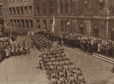 300450 Afbeelding van het defilé van het regiment Genietroepen voor de autoriteiten op het bordes van het Stadhuis ...